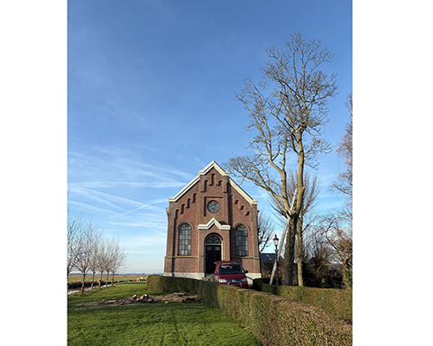 Foto's in en rond het kerkje Middelie